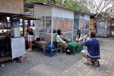 An dem Kiosk mit den älteren Schulmädels