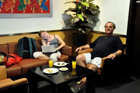 Ein Urlaubstag am Flughafen...
Aber wenigstens verhungern wir nicht