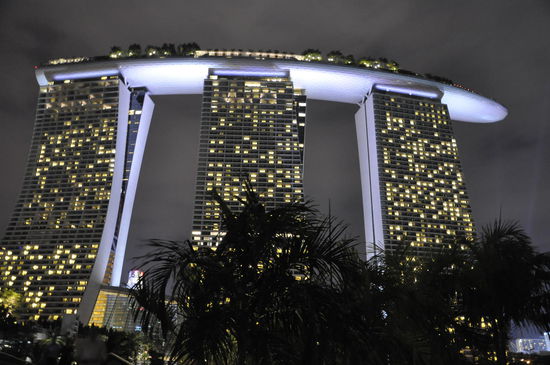 Das ist das "Marina Bay Sands"--auf der einen Seite