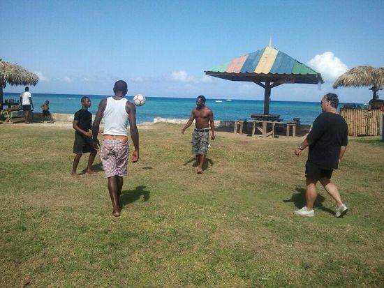 Giovanni spielt mit ein paar Jungs Fußball. Man findet hier wie immer schnell Kontakte. Jamaikanischer Gruß, und schon Freunde: Jamann--sagt man hier immer wenn alles geklärt und okay ist