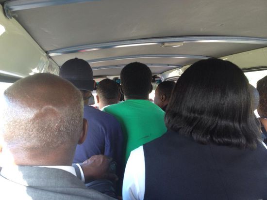 Der vollbesetzte Bus