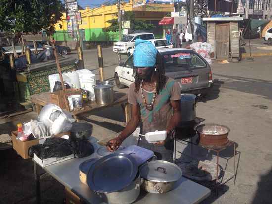 Er kocht nur vegetarisch. Unter anderem die Acki-Früchte, die wir schon so oft auf dem Markt gesehen haben. Und auch die Bäume sieht man hier überall.
Sein Gericht probiere ich am Abend