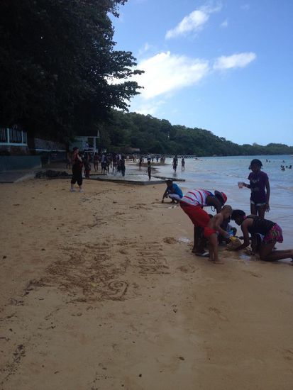 Am Ende des Wasserfalls ist der Strand. Da Sonntag ist sind heute viele Jamaikaner-Familien hier.
