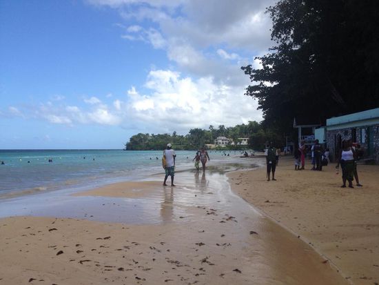 Hier gibt es Umkleidekabinen, Tische und Bänke--nur keine Imbißbuden--jeder bringt sich sein Essen selber mit
