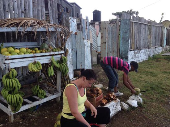 Während wir warten, gönnen wir uns noch eine junge Kokosnuss