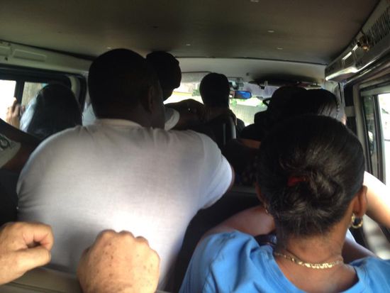 Der Trick ist, dass man immer versetzt sitzen muss. Schulter an Schulter würde nicht passen. Es muss sich immer einer nach vorn beugen und einer sich etwas zurücksetzen, wie man hier sieht.