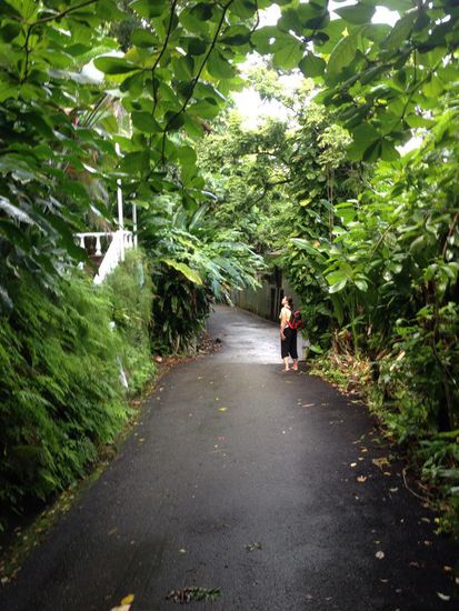 Wir gehen ein Stück, bis uns wieder ein Taxi aufsammelt