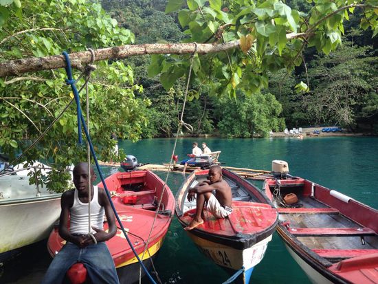 Man kann sich mit einem Boot fahren lassen