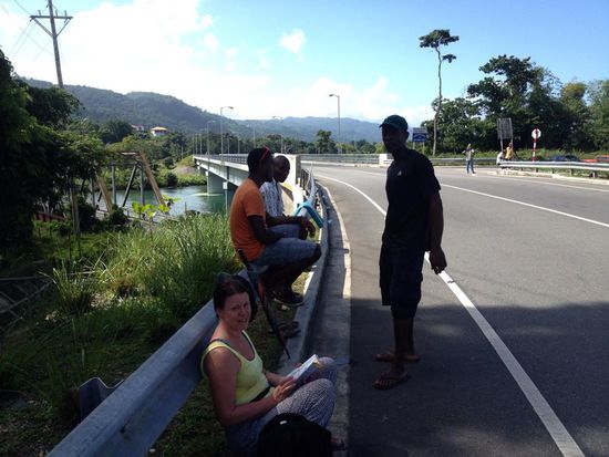 Tour-Ende. Hier warten wir auf ein Taxi für die Rückfahrt nach Port Antonio