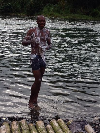 Der macht hier grad seine Morgentoilette am Fluss