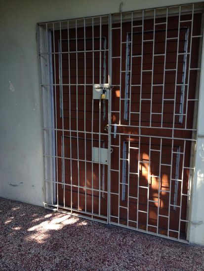 Keine Angst--wir waren nicht im Gefängnis..jedes Appartement ist hier zig-Mal abgeschlossen