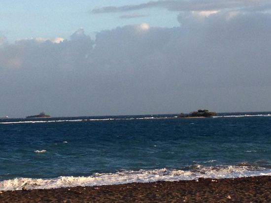 Hinten links ist die kleine Insel "lime key"--diese kann man besuchen, ist aber eher zum baden. Die Überfahrt kostet 1500 J$ (ca. 12 Euro)