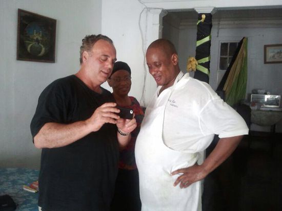 Giovanni zeigt den Köchen ein paar Fotos aus der Heimat..