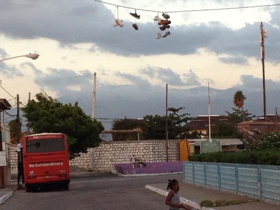 Am Ortseingang hängen oben an den Stromleitungen viele Schuhe--keiner weiß warum--JOKE!