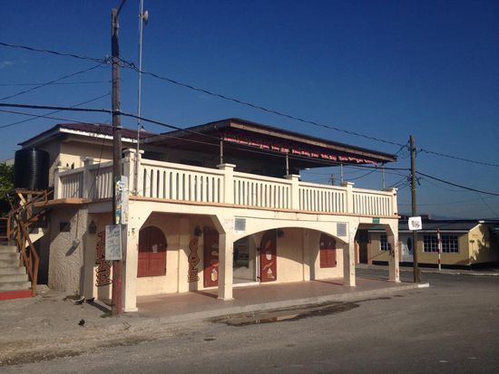 Dort oben ist die Bar, in der wir gestern waren