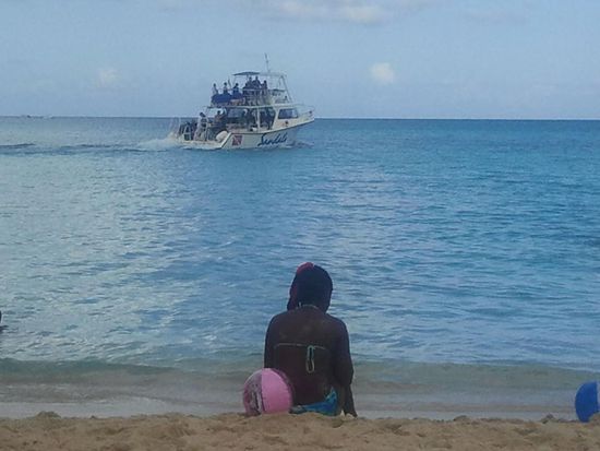 Zuerst besuchen wir mal einen öffentlichen Strand.
Das Meer ist genial!