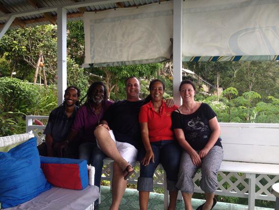 Der Sohn von Ras und Tamilla, Ras, Giovanni, Tamilla und ich.
Die beiden sind schon 34 Jahre zusammen und Ras ist schon 60!
Die Familie lebt sehr gesund, das betonen sie immer wieder.
Sie leben überwiegend von ihren eigenen Produkten. Trinken viel frisch gepressten Fruchtsaft. Sorrelsaft bekamen wir--der schmeckt sehr lecker!
Beide sind auch Maler und Künstler.
Seine Bilder sind überall ausgestellt und richtig toll!