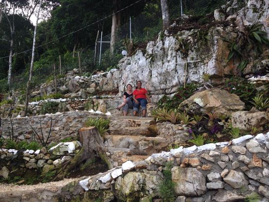 Der terassenförmig angelegte Garten ist in einen Fels gebaut. In jahrelanger Arbeit wurde der Fels Stück für Stück abgetragen und in diesen Garten verwandelt.
Überall gibt es Sitzplätze zum Verweilen, meditieren und chillen.