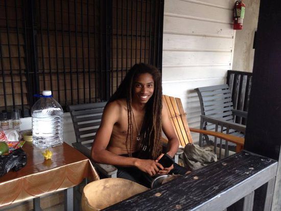 Der Junge  hat Giovanni auch ne Tüte angeboten. Als wir abends um 19 Uhr zurückkamen lag er flach