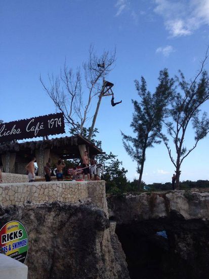 Vorher zeigt er noch ein paar Kunststücke