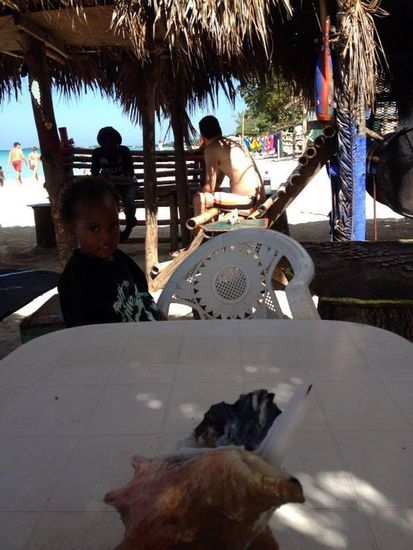 Ein süßer kleiner Junge