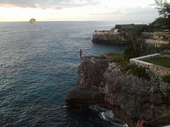 Hier springt ein Junge. Er macht sogar einen Salto ins Wasser