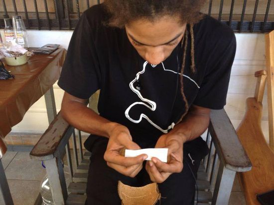 Der Junge bereitet auch grad sein Frühstück vor...