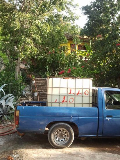 Hier der Kleinlaster mit dem Wassertank und der Pipeline zum Haus