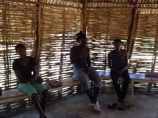 Wir machen einen kurzen Stop an einer Bar,
Und was machen die hier wohl wieder??