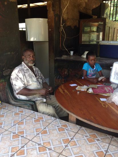 Er kassiert, das Porridge kostet z.B. 100 J$--etwa 80 Cent