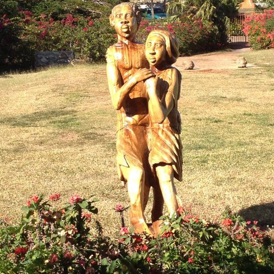 Das Liebespaar in Holz verewigt