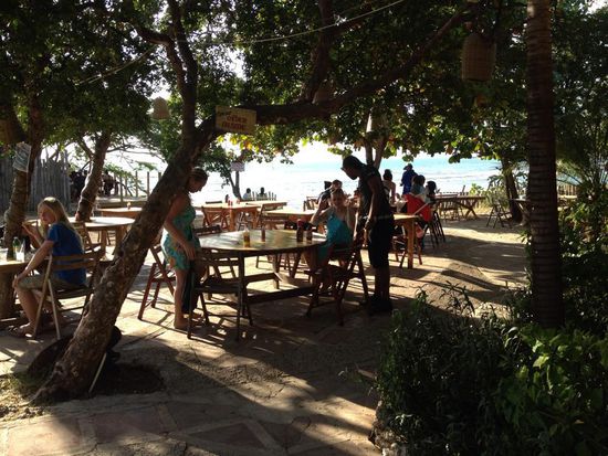 Zurück in Treasure Beach essen wir noch Pizza bei Jacks Sprat am Strand