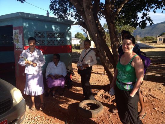 Die netten Damen helfen uns in Pedro Cross