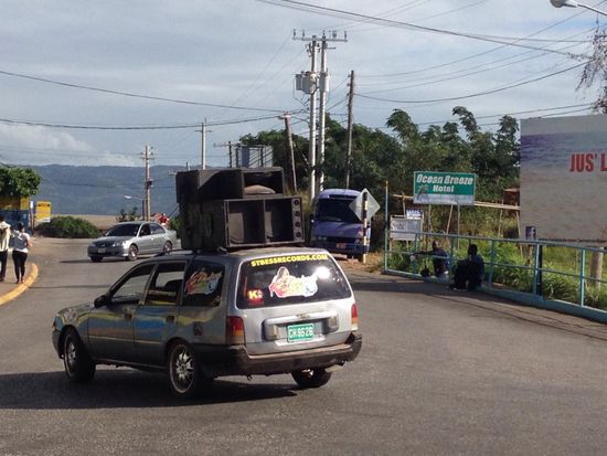 Der fährt durch den kleinen Ort und beschallt ihn mit dröhnender Musik
