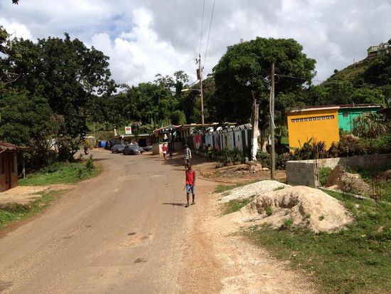 Wir gehen durch den Ort "Nine Miles"