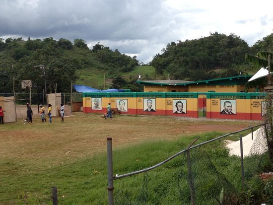 Das ist die Bob Marley Schule mit Sportplatz