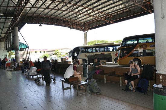 Wir warten auf den Bus zum Mount Kinabalu