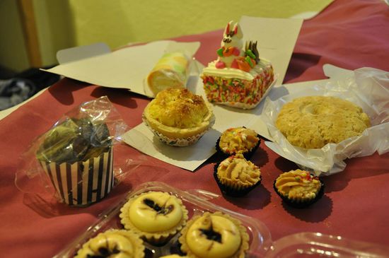 Das ist unsere Ausbeute: Insgesamt für knapp 2 Euro.Das hintere aufwändige Törtchen mit dem Häschen ist überwiegend aus Sahne und kostet etwa 40 Cent.
Das gabs nach dem Abendessen und auch noch zum Frühstück morgen.