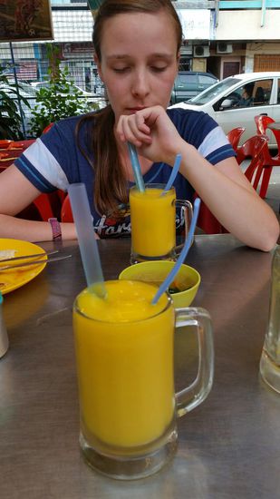 Das ist Bierersatz: frischer Mangojuice...
So dick, dass man ihn löffeln muss