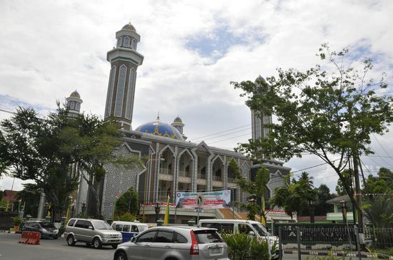 Eine riesige Moschee, überall wird man von den Gebetsrufen beschallt.Ein großer Teil der Indonesier ist muslimisch