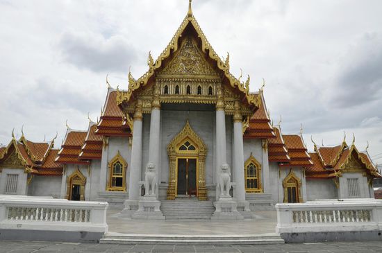 Wat Benchamaboghit mit hübscher Anlage und vielen Brücken