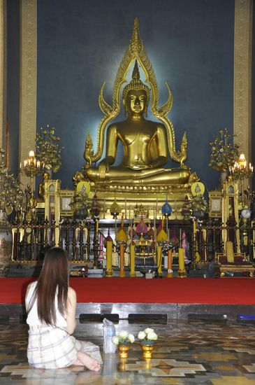 Sieht aus als ob sie andächtig betet...
(tatsächlich spielt sie mit ihrem Handy...