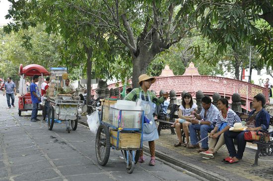 Die schöne Gartenanlage mit vielen kleinen Brücken