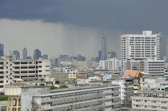 Blick vom Berg auf Bangkok.....mit Regen....