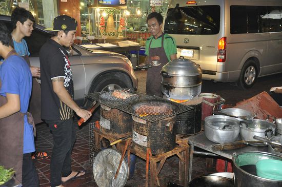 Ich entscheide mich für diesen Stand und gegrillte Prawns.
Anstelle von Servietten steht hier auf jedem Tisch eine Rolle Klopapier...