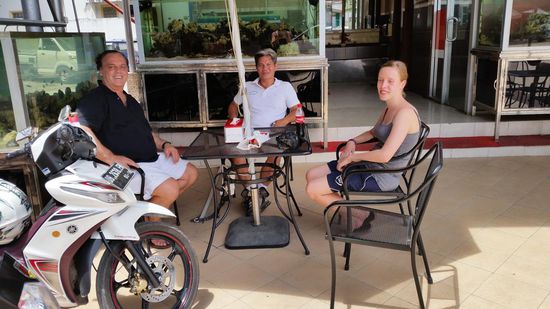 Mit unserem Fahrer etwas in der Sonne sitzen