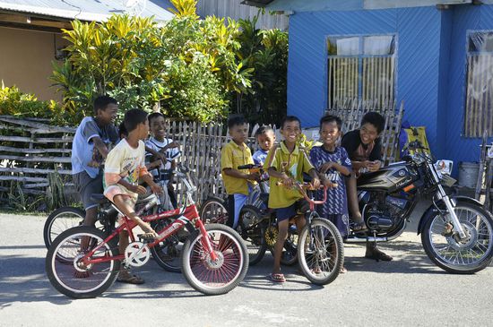 Diese Fahrradgang beobachtet uns auch