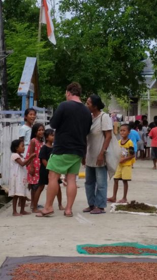 Der ganze Ort riecht nach Nelken, die überall zum Trocknen ausgebreitet werden. Und wir sind wieder sofort von den Einheimischen umringt