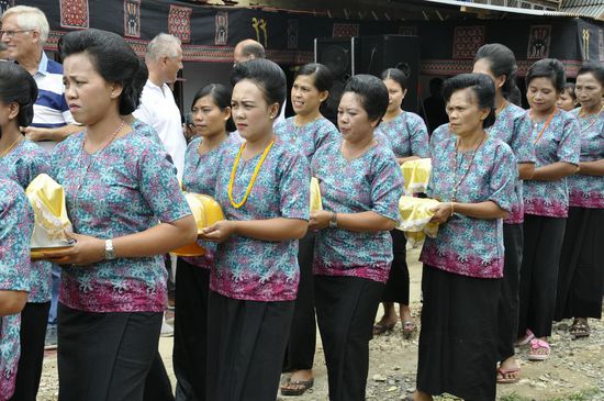Die bringen Gebäck und Süßes als Geschenke