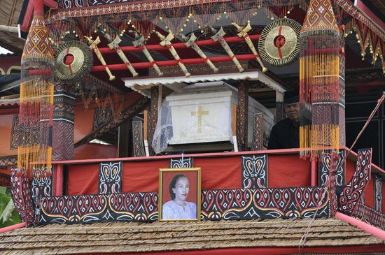 Hier ist der Sarg mit der Toten